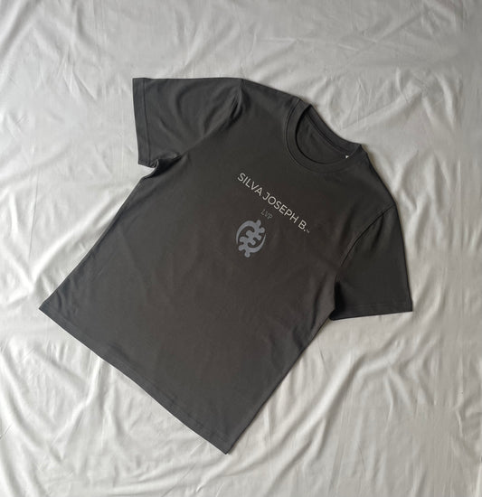 NYE GYAME Signature Tee – Anthracite/Slate Blue