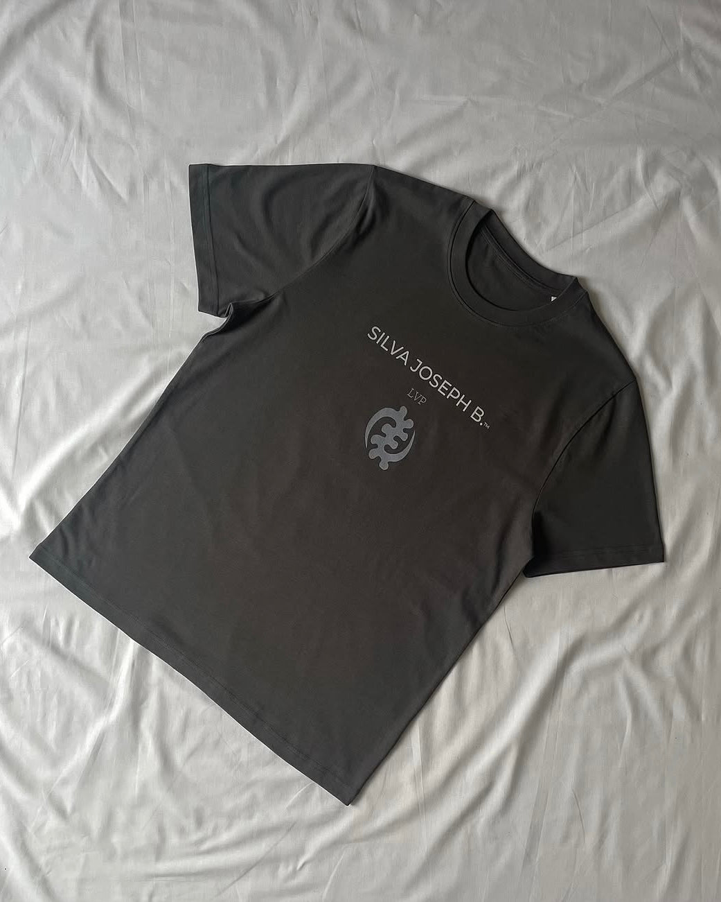 NYE GYAME Signature Tee – Anthracite/Slate Blue